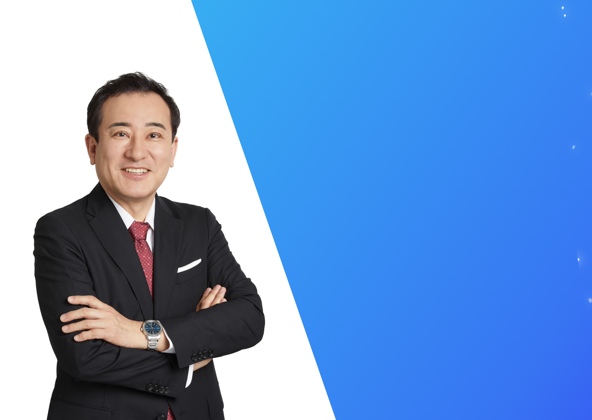 ジャーナリストで大学教授のこにしかずよしさんのプロフィール写真。青いグラデーション背景に笑顔で腕を組んで立っている。