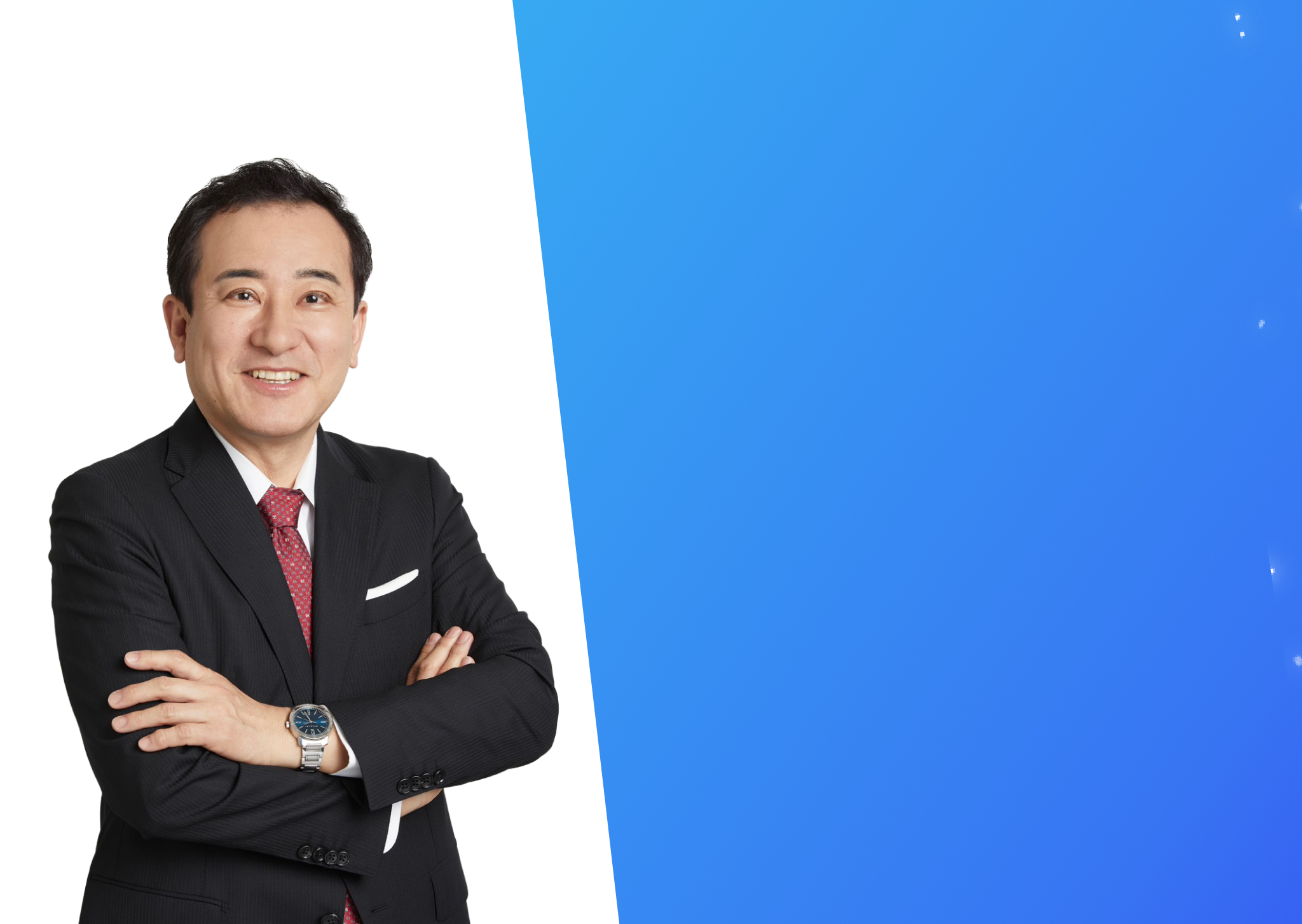 ジャーナリストで大学教授のこにしかずよしさんのプロフィール写真。青いグラデーション背景に笑顔で腕を組んで立っている。